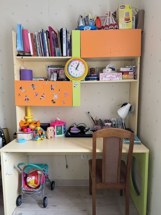 Продам комплект шкаф и стол