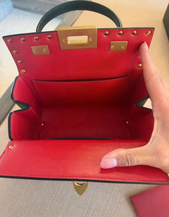 Valentino Garavani Rockstud Alcove Box Bag в отлично състояние.