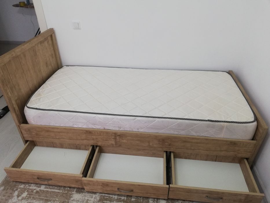 Продается кровать с матрасом в идеальном состоянии
