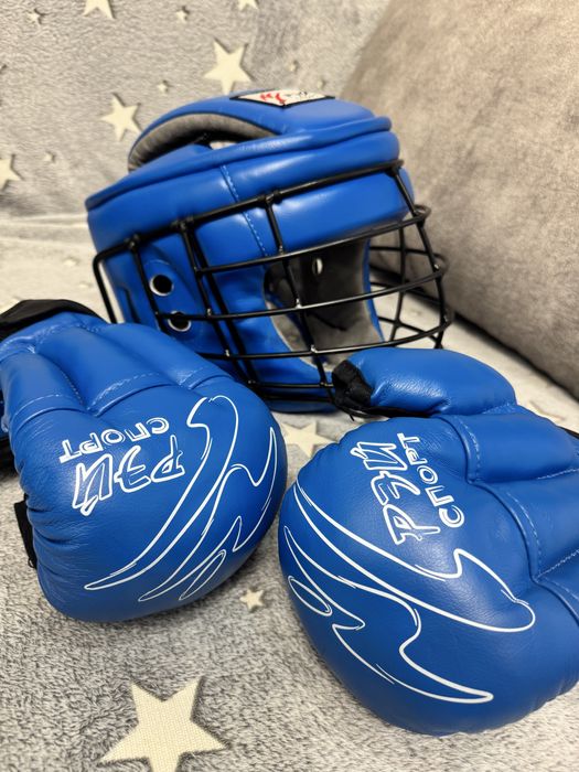 Шлем и перчатки для рукопашного боя