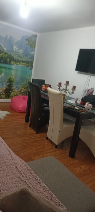Închiriez apartament cu 2 camere