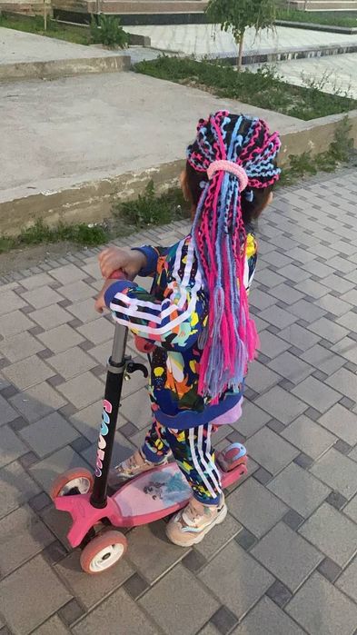 Вплетаю цветные косички из пряжи