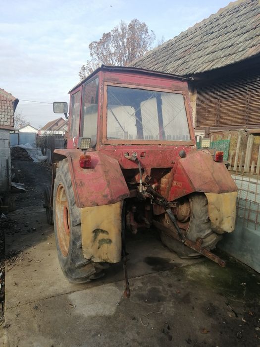 Vând tractor UTB 550 și crepător de lemne pe cilindru !
