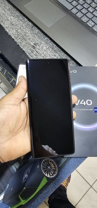 Vivo v40 5G 12+/256 holati idial rasmda hamasi alo koringan abmen yoq