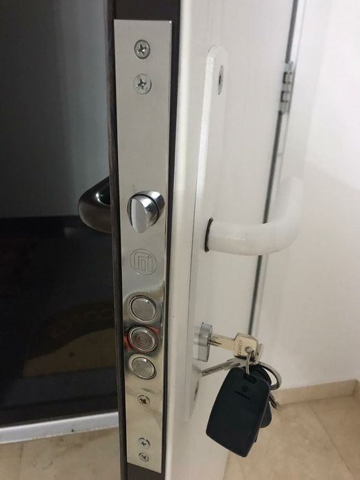 Deblocari usi/Reparatii termopane/Lacatus usi/yale uși/Reparatii usi