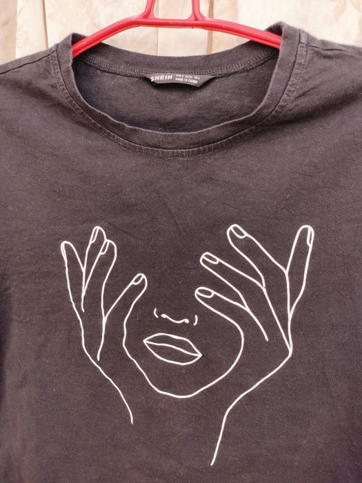 Tricou negru de damă, marca SHEIN, cu un imprimeu minimalist alb (artistic/linie continuă).