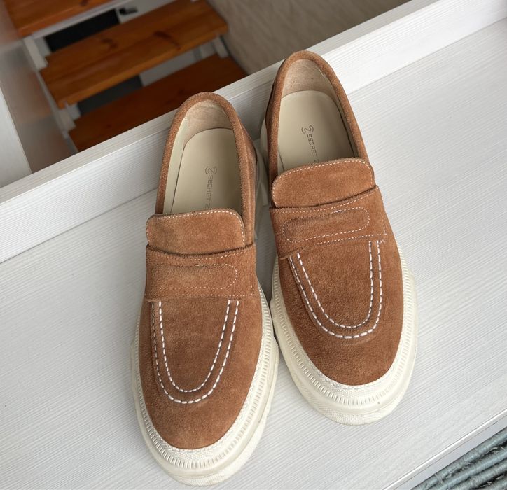 Замшовый лофер (обувь)