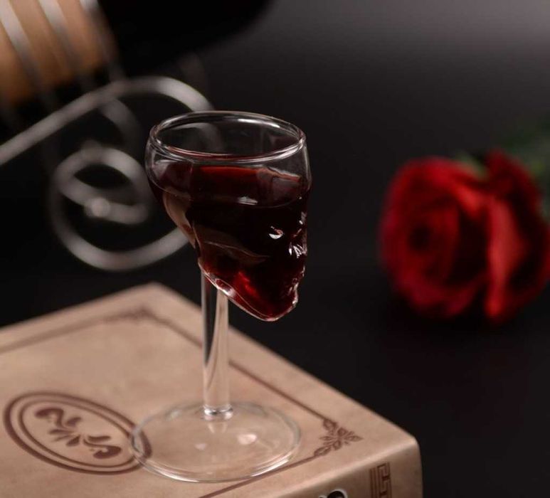 Комплект 2 броя стъклени чаши със столче във формата на череп