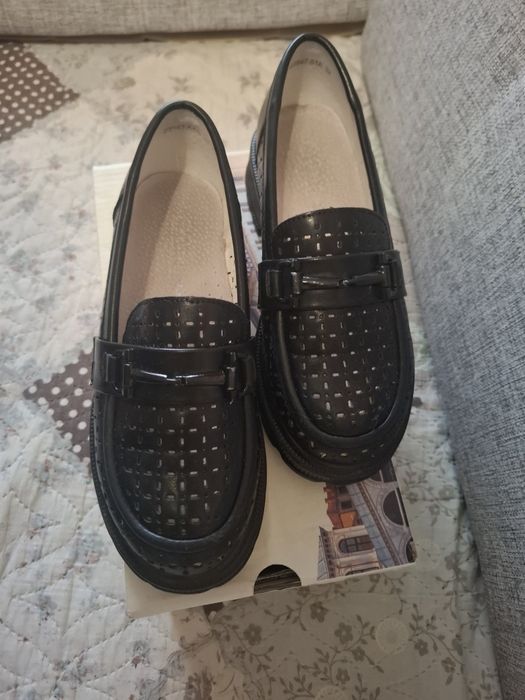 Продам туфли на девочку.