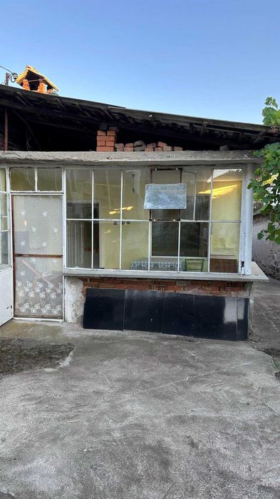 Къща с дворно място