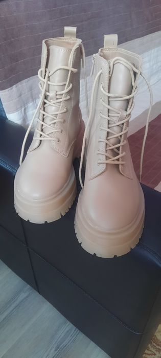 Ghetuțe din piele Stradivarius  model deosebit cu fermoar  talpă de s