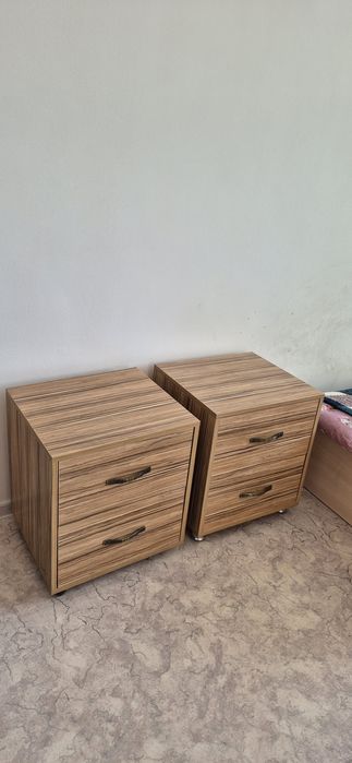 Две прикроватные тумбы