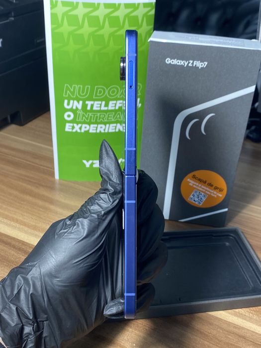 Samsung Galaxy Z Flip7 • 256 GB • Blue Shadow