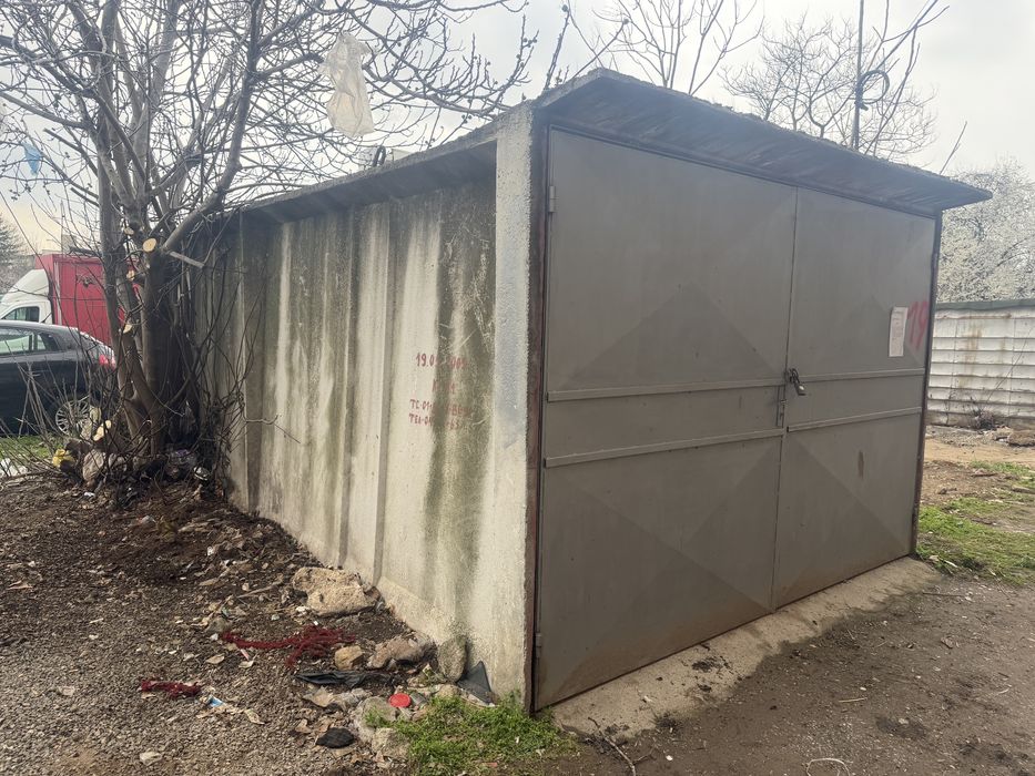 Продавам Бетонен гараж