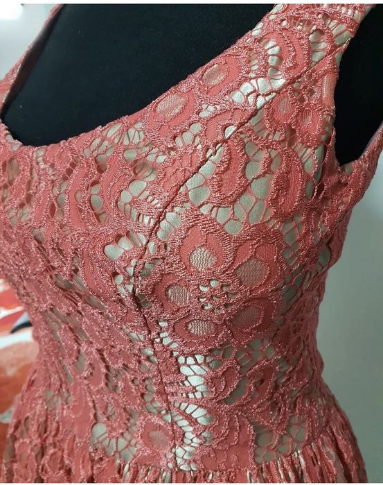 Rochie corai dantela, model baby doll, prezinta captuseala contrastanta