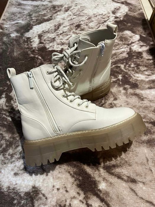 Чисто нови боти Bershka.