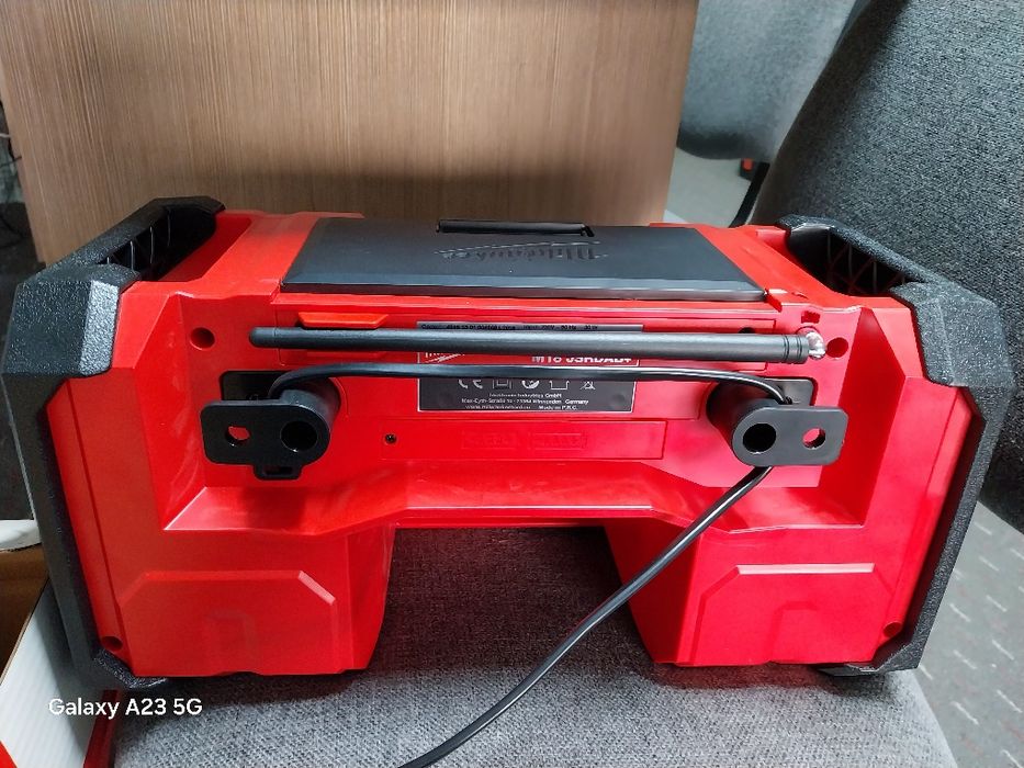 Vând Milwaukee radio M18 nou nouț în cutie