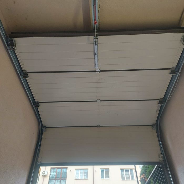 Секционна гаражна врата