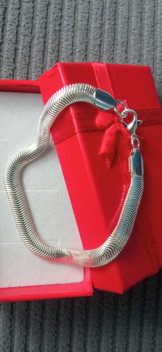 Нов, дамски сребърен комплект. Намалени,единични модели.В кутия всеки.