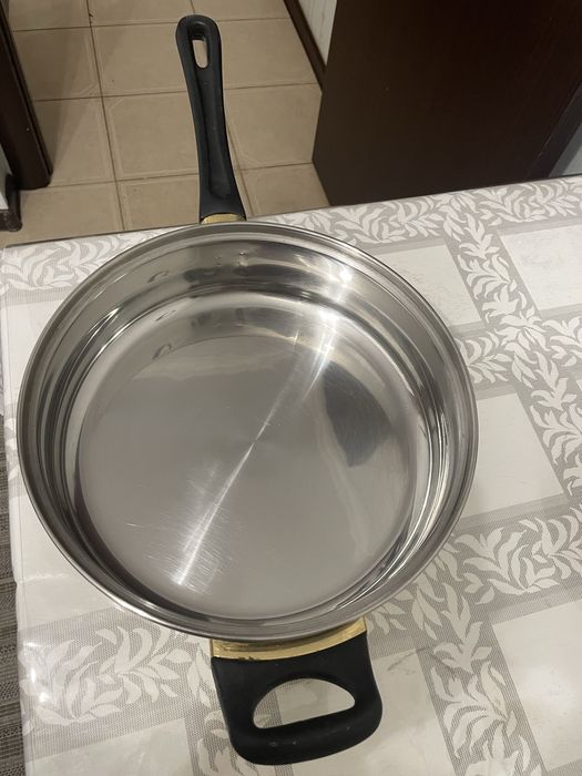 Продам сковородку без крышки .