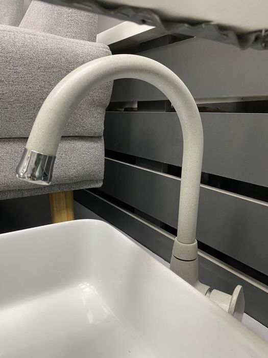 Умывальники ,смесители , столы ,кресла ,лампы