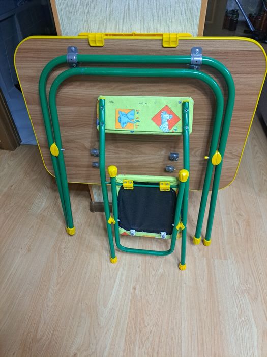 Срочно продам  детский стол для уроков. .