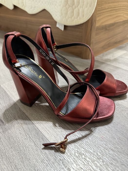 Босоножки на каблуке