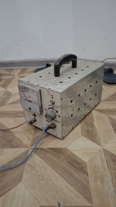 Зарядное устроиство акумулятора