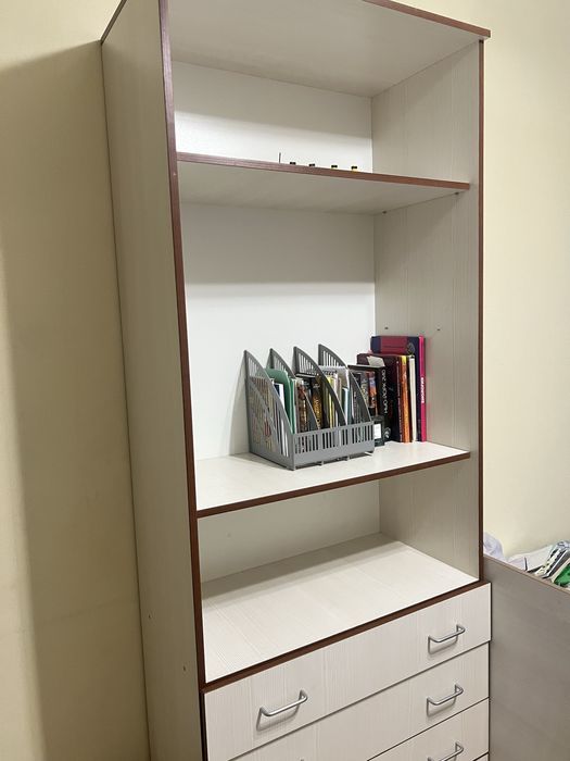 Продам шкаф книжный