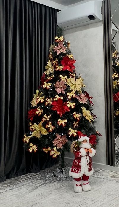 Продам елку вместе с игрушками