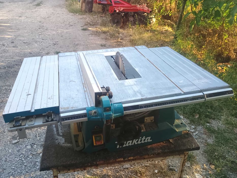 Настолен циркуляр Макита MLT100N