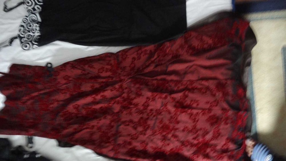 Официални рокли по 10 евро всяка.