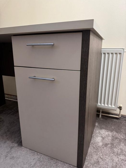 Vând birou aproape nou cu tot cu scaun.