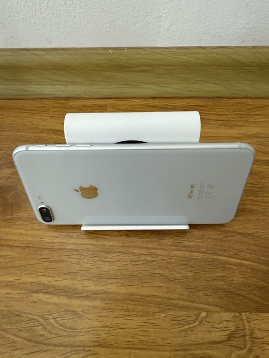 iPhone 8 Plus, arata 10 din 10. Zero urme de uzura, la cutie