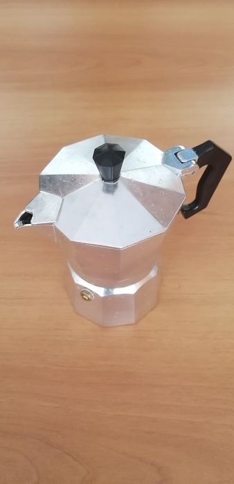 Продам гейзерная кофеварка