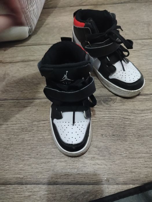 Продам обувь детскую