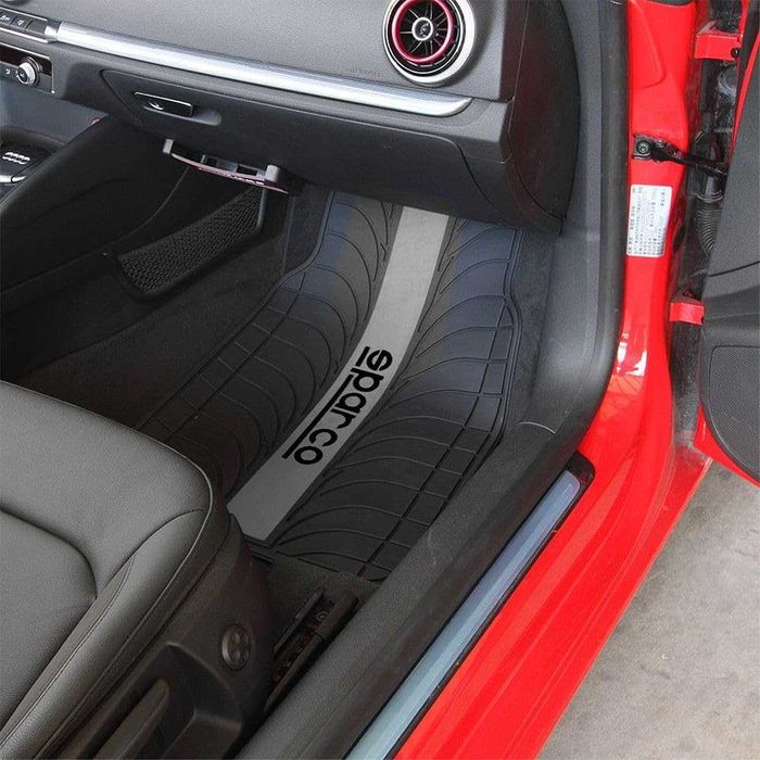 Комплект универсални автомобилни стелки Sparco със Сиви елементи.