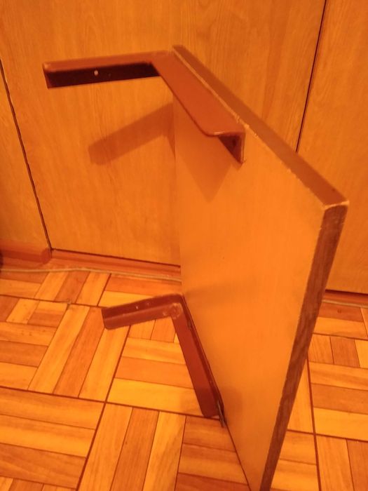 Продам полку с уголками.