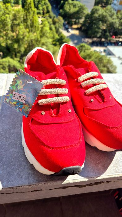 Обувки маратонки червени, с етикет