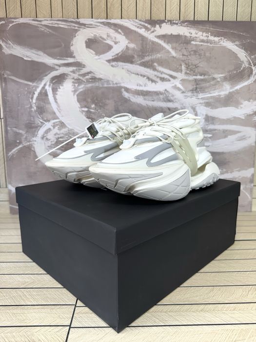 Balmain Unicorn Triple White