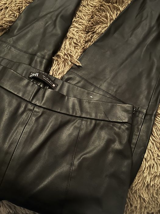 Pantaloni din piele