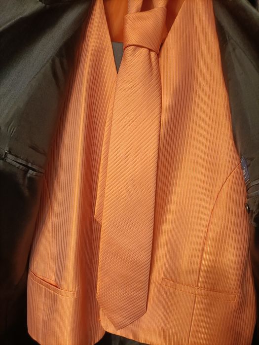Costum ,  vesta și cravată