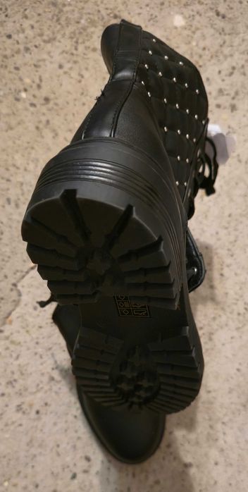 Ghete de culoare neagră, Stare impecabilă.