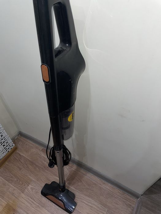 Продам вертикальный пылесос