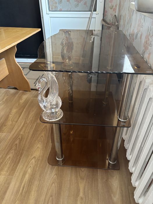 стеклянный стол.