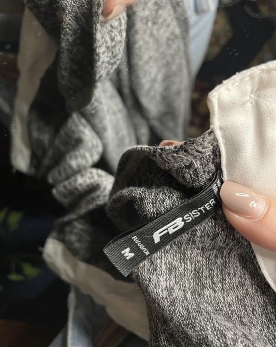 bluza cu maneci lungi si guler alb