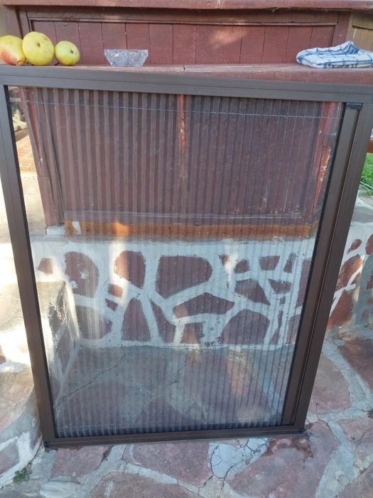 Комарници  плисе тъмен дъб.