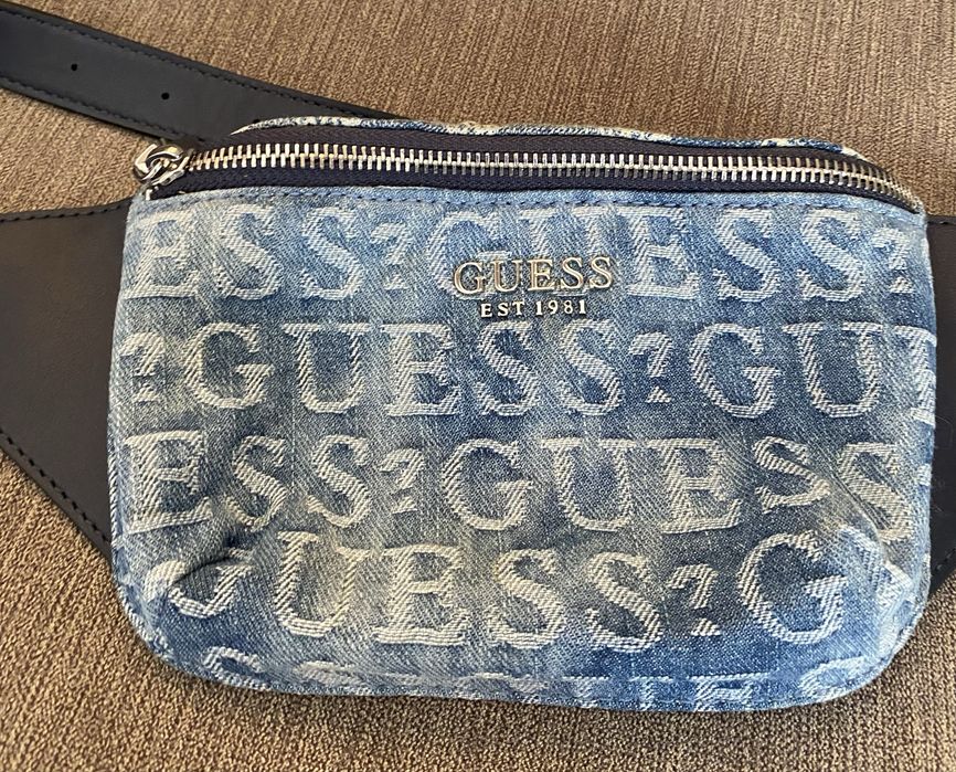 Чанта за кръста на Guess, комбинация дънков плат и кожа
