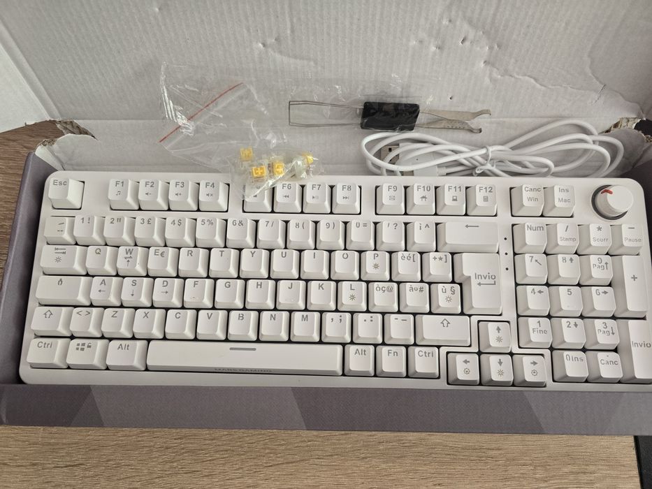 Чисто нова геймърска клавиатура Mars Gaming MKPROW (White / RGB / Yellow Switches)