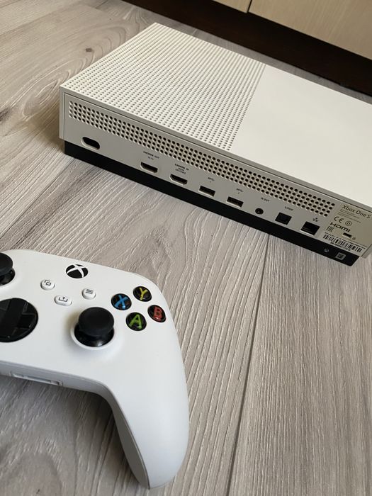 Vând Xbox One S – 500 GB + toate jocurile incluse